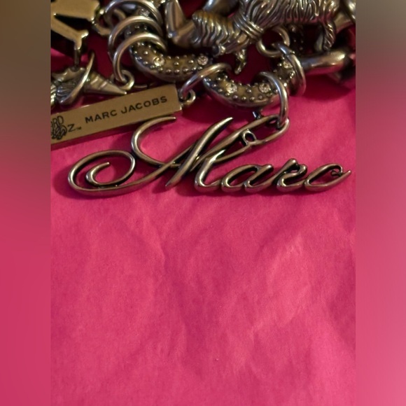 🔑🧙‍♀️🐶 MARC JACOBS X WIZARD OF OZ CHARM SHOULDER STRAP 🐶🧙‍♀️🔑 NWT 🧙‍♀️🔑 - Picture 9 of 16